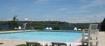 Sleeps 18, Hot Tub, Pickle Ball, Game Room, Beach, Pool, 10 min to Skiing