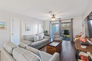 Televisión, reproductor de DVD, futbolito, videoteca