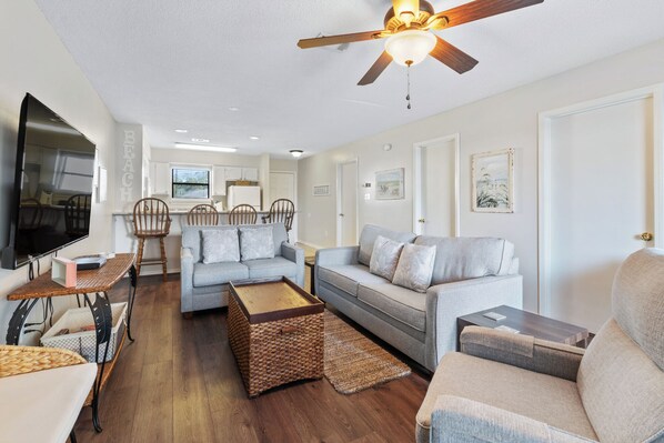 Televisión, reproductor de DVD, futbolito, videoteca