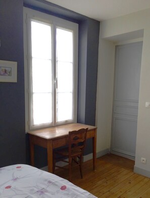 1 chambre, bureau, fer et planche à repasser, lit parapluie