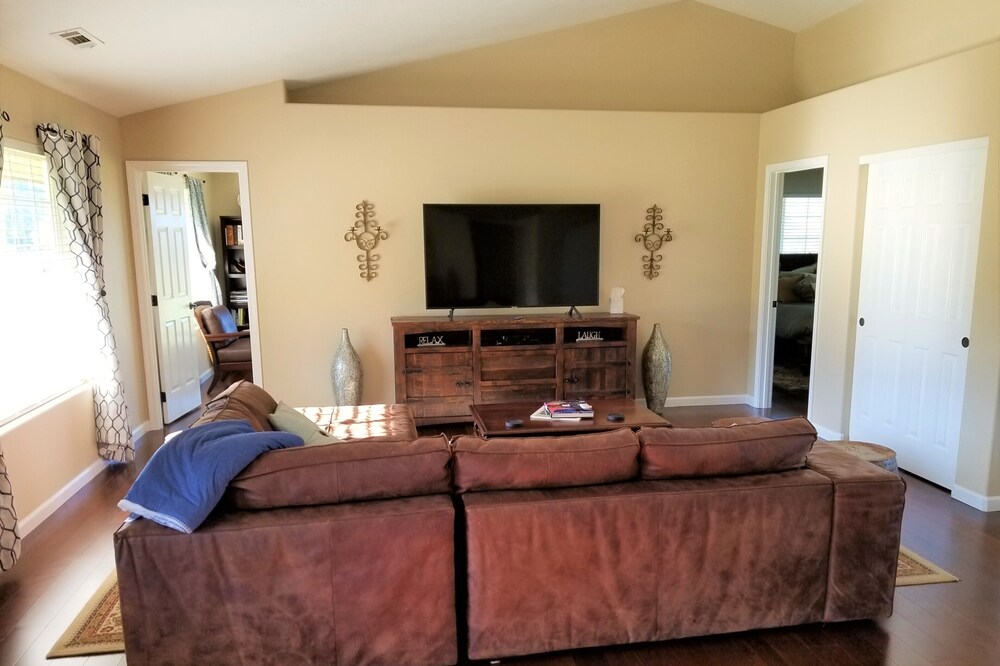 Newly remodeled 3br-2ba house on Historic Troon Estate Vineyard!