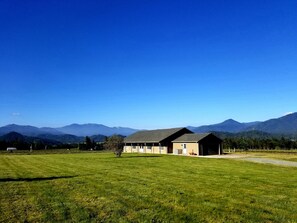 Exterior - Relax and unwind in our 3br-2ba house on Historic Troon Estate Vineyard! (Grants Pass)