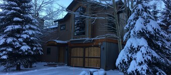 Newly Remodeled-2 Masters & 2 Gathering Areas.  Hot Tub.   Walk to Town   