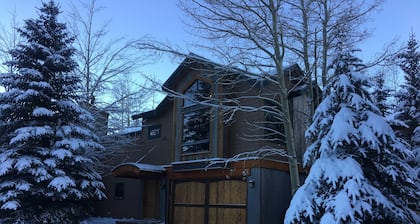 Newly Remodeled-2 Masters & 2 Gathering Areas. Hot Tub. Walk to Town