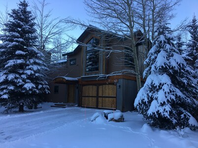 Newly Remodeled-2 Masters & 2 Gathering Areas. Hot Tub. Walk to Town
