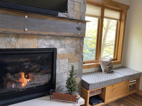  Newly Remodeled-2 Masters & 2 Gathering Areas.  Hot Tub.   Walk to Town