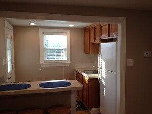 Fridge, microwave, oven, stovetop - 🥇PRIVATE COASTAL COTTAGE - Single Private - Central Air, Xfinity Cable, WIFI🏖 (Wildwood Crest)