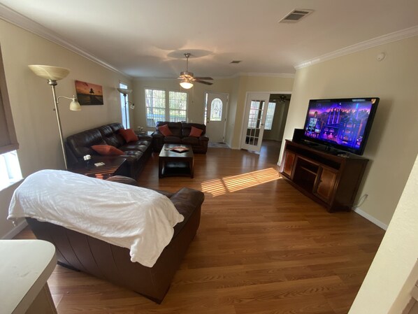 3 bedrooms, iron/ironing board, WiFi, bed sheets