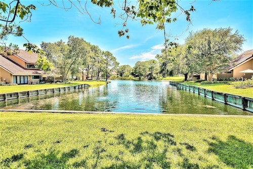 2024 6 passenger GOLF CART! Lake views! 3 Minutes to BEACH! Minutes to dining 