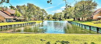 2024 6 passenger GOLF CART! Lake views! 3 Minutes to BEACH! Minutes to dining 