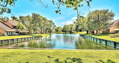 2024 6 passenger GOLF CART! Lake views! 3 Minutes to BEACH! Minutes to dining