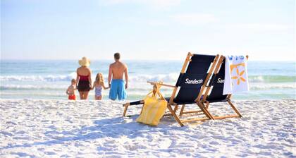 2024 6 passenger GOLF CART! Lake views! 3 Minutes to BEACH! Minutes to dining
