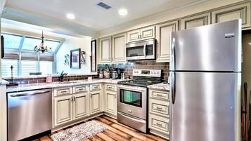 冰箱、微波炉、烤箱、炉灶