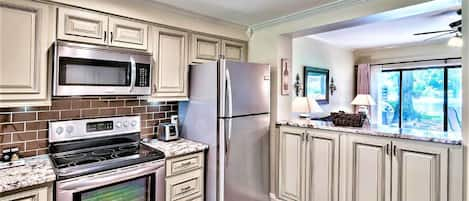 Private kitchen | Fridge, microwave, oven, stovetop