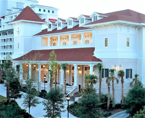 2024 6 passenger GOLF CART! Lake views! 3 Minutes to BEACH! Minutes to dining 