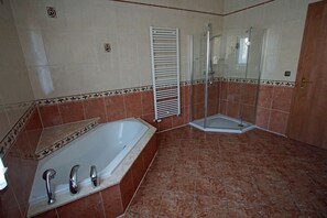 Badewanne, Haartrockner, Handtücher, Toilettenpapier