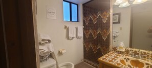 Haartrockner, Handtücher, Seife, Toilettenpapier
