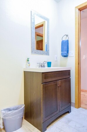 Dusche, Haartrockner, Handtücher, Toilettenpapier