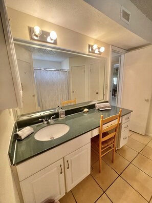 Combined shower/bathtub, hair dryer, towels, soap