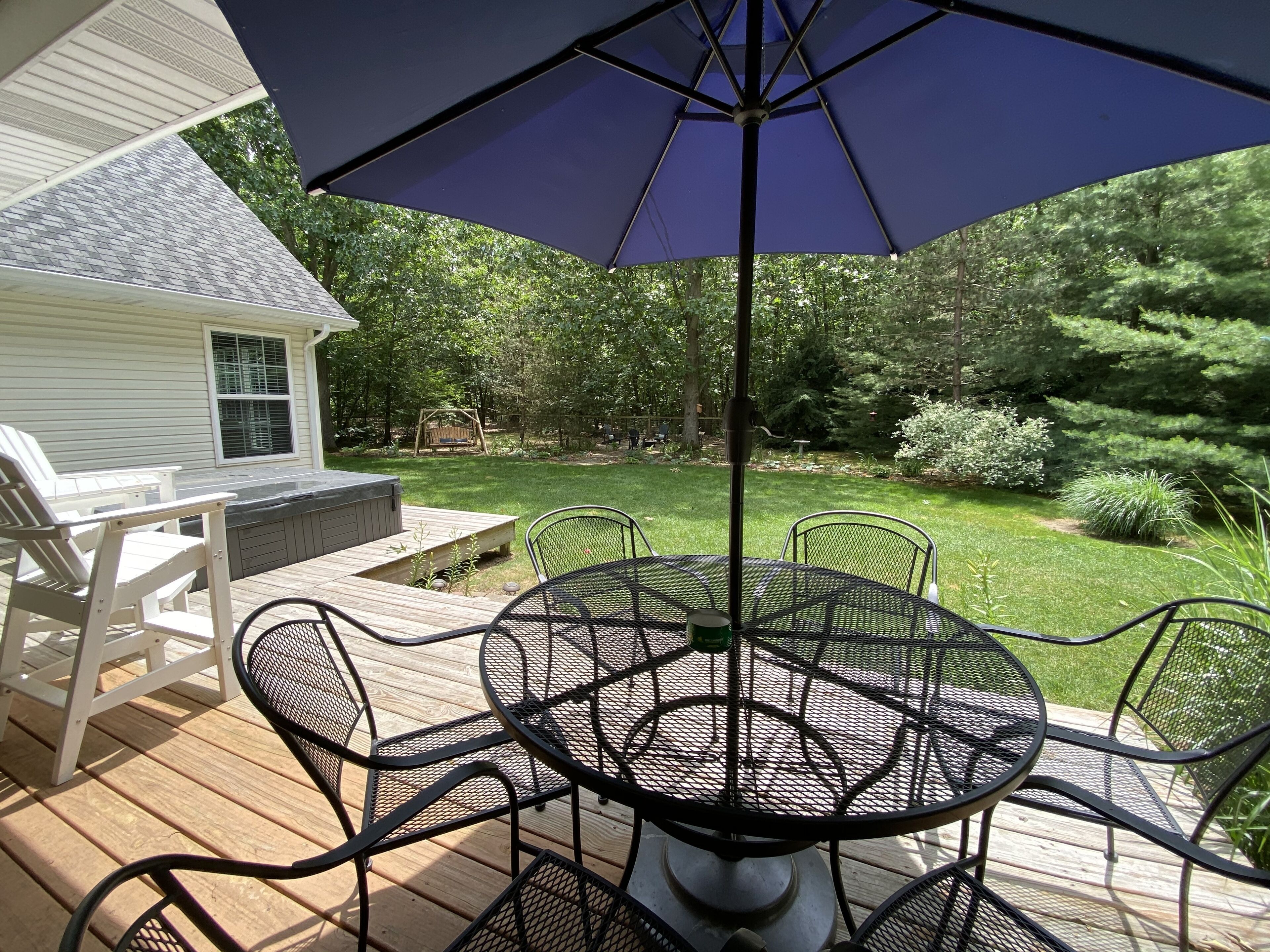 Upscale Wooded Retreat. Fenced yard, Hot tub, Firepit & Game room. 