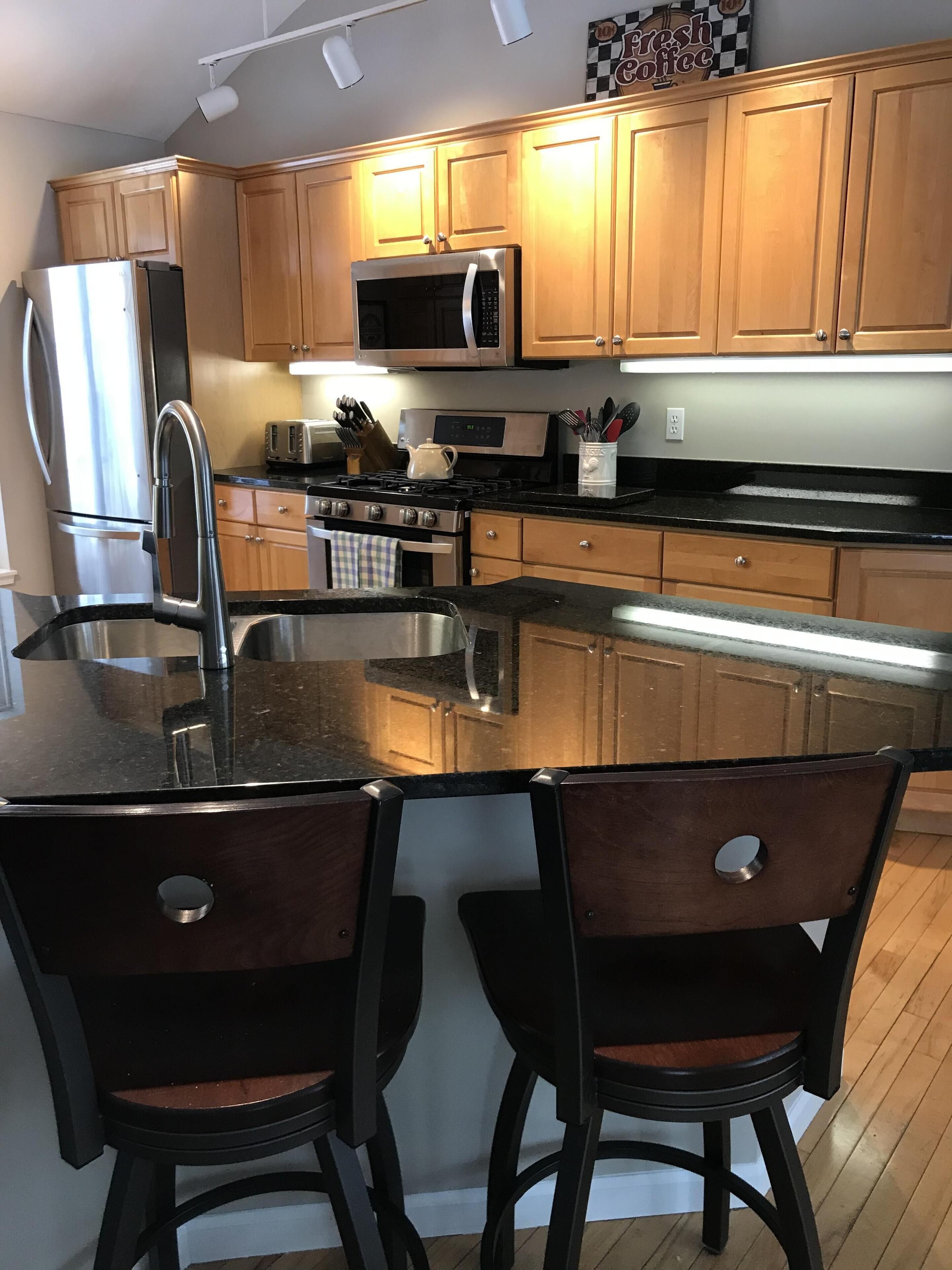 Upscale Wooded Retreat. Fenced yard, Hot tub, Firepit & Game room. 