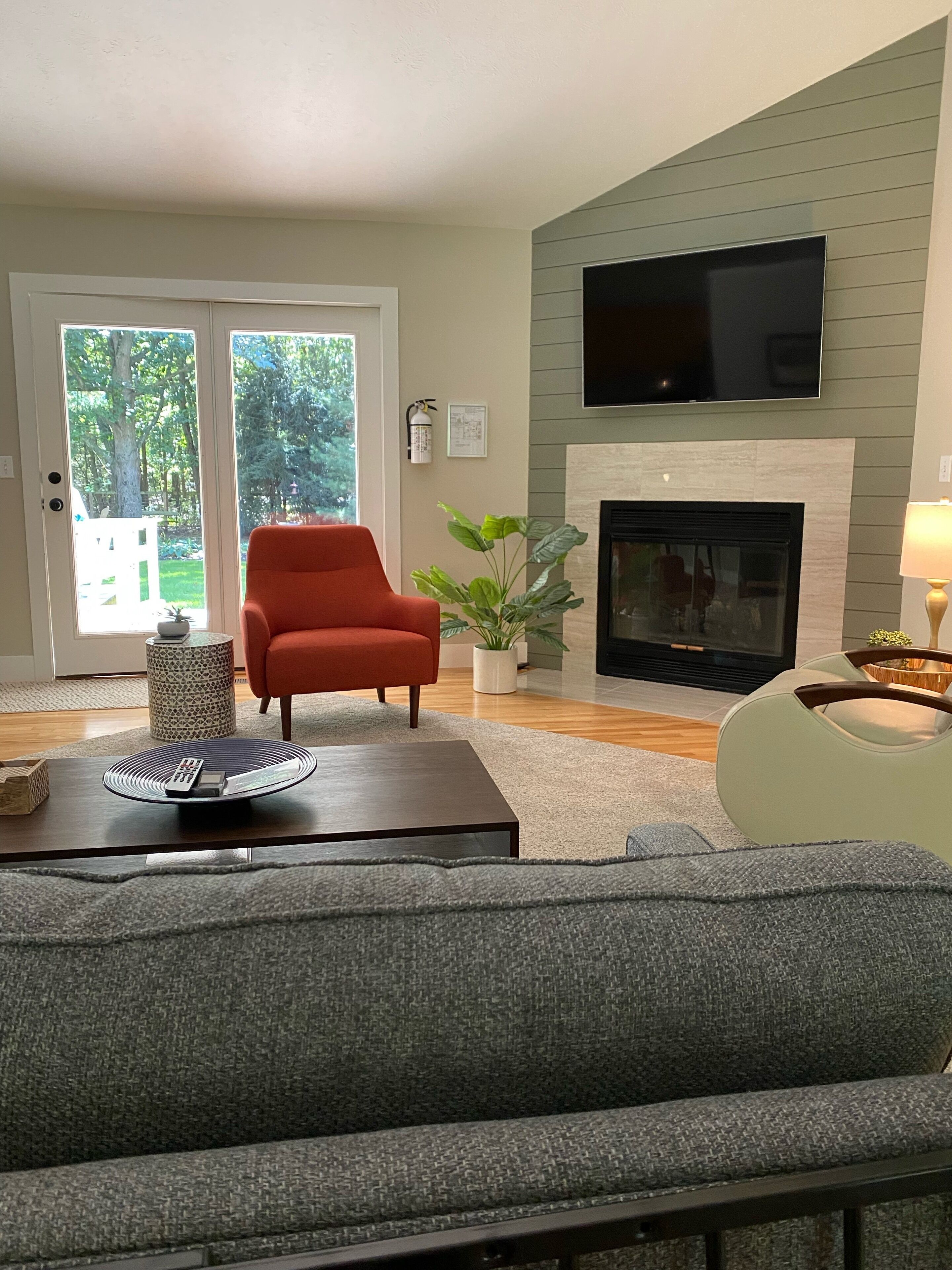 Upscale Wooded Retreat. Fenced yard, Hot tub, Firepit & Game room. 