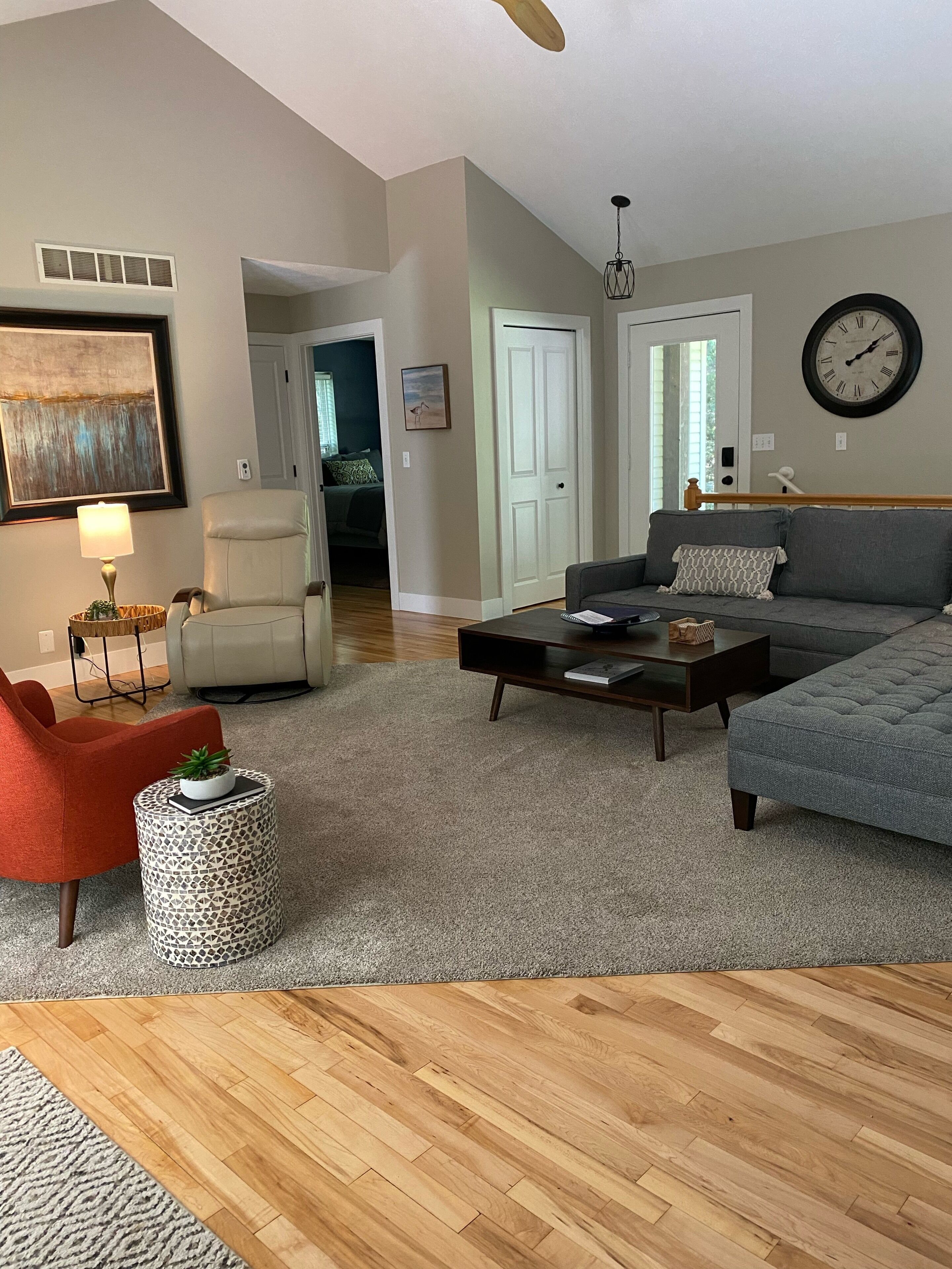 Upscale Wooded Retreat. Fenced yard, Hot tub, Firepit & Game room. 