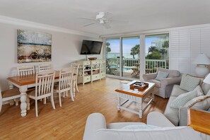 Smart-TV, DVD-Player, Bücher, Computerbildschirme