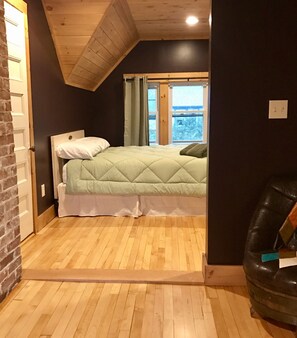 8 bedrooms, in-room safe, iron/ironing board, travel crib - BEST LOCATION! Beautiful Village Home, Walk Everywhere. (Lake Placid)