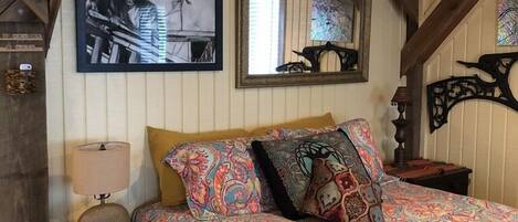 Escritorio, tabla de planchar con plancha, wifi gratis y ropa de cama