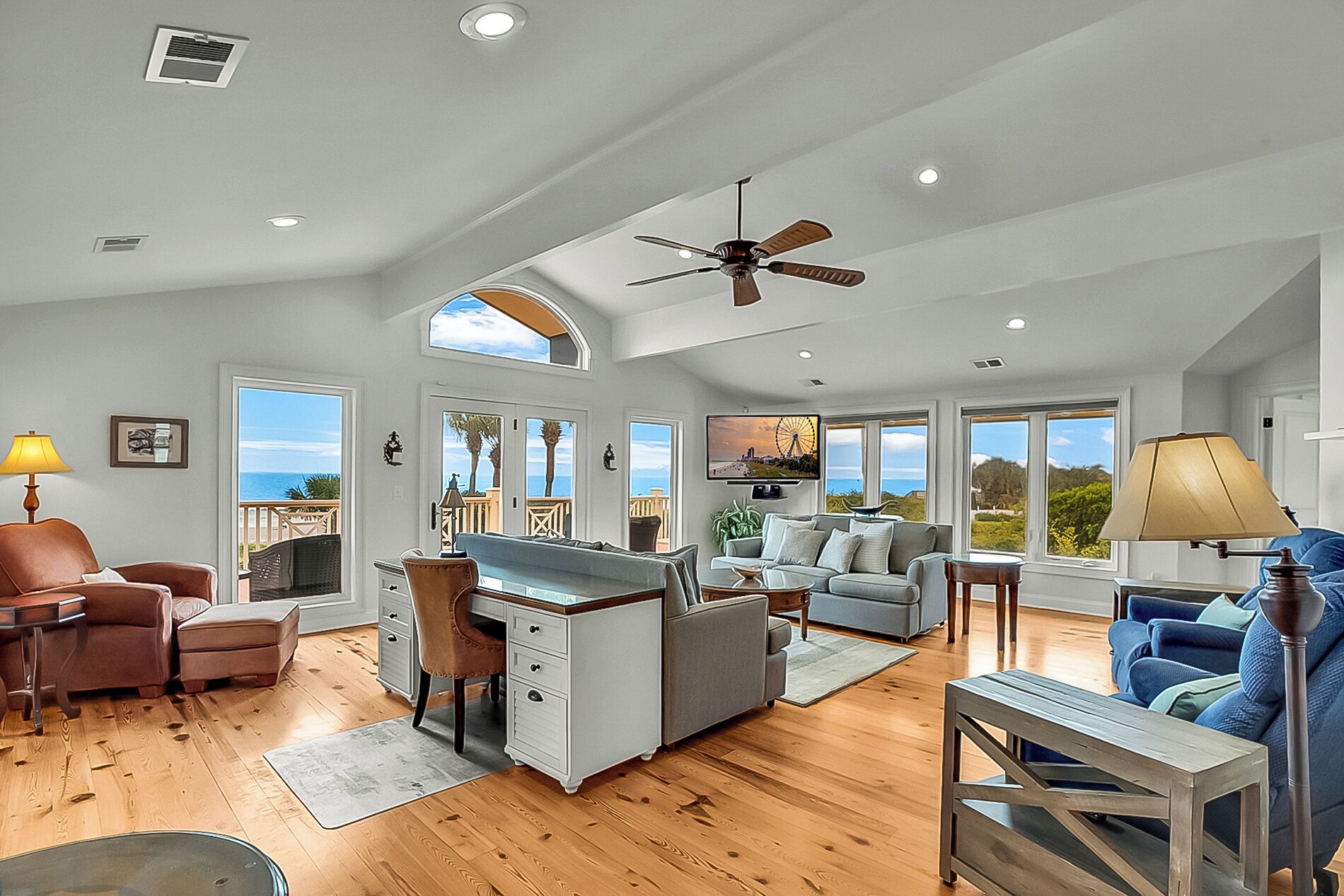 スマートテレビ、暖炉、書庫、ステレオ