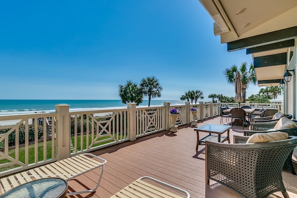 Amazing Views on Huge Balcony Sundeck!