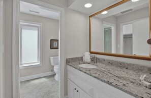 Combinazione doccia/vasca, asciugacapelli, asciugamani, sapone