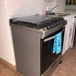 Refrigerador, microondas, horno y parrilla de estufa 