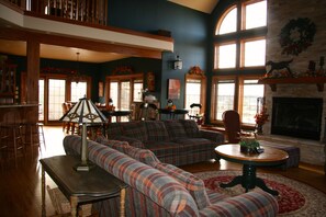 Televisio, takka, DVD-soitin, pöytätennispöytä