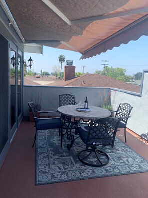 Outdoor dining - The Retreat at Goose Hollow (Orange)