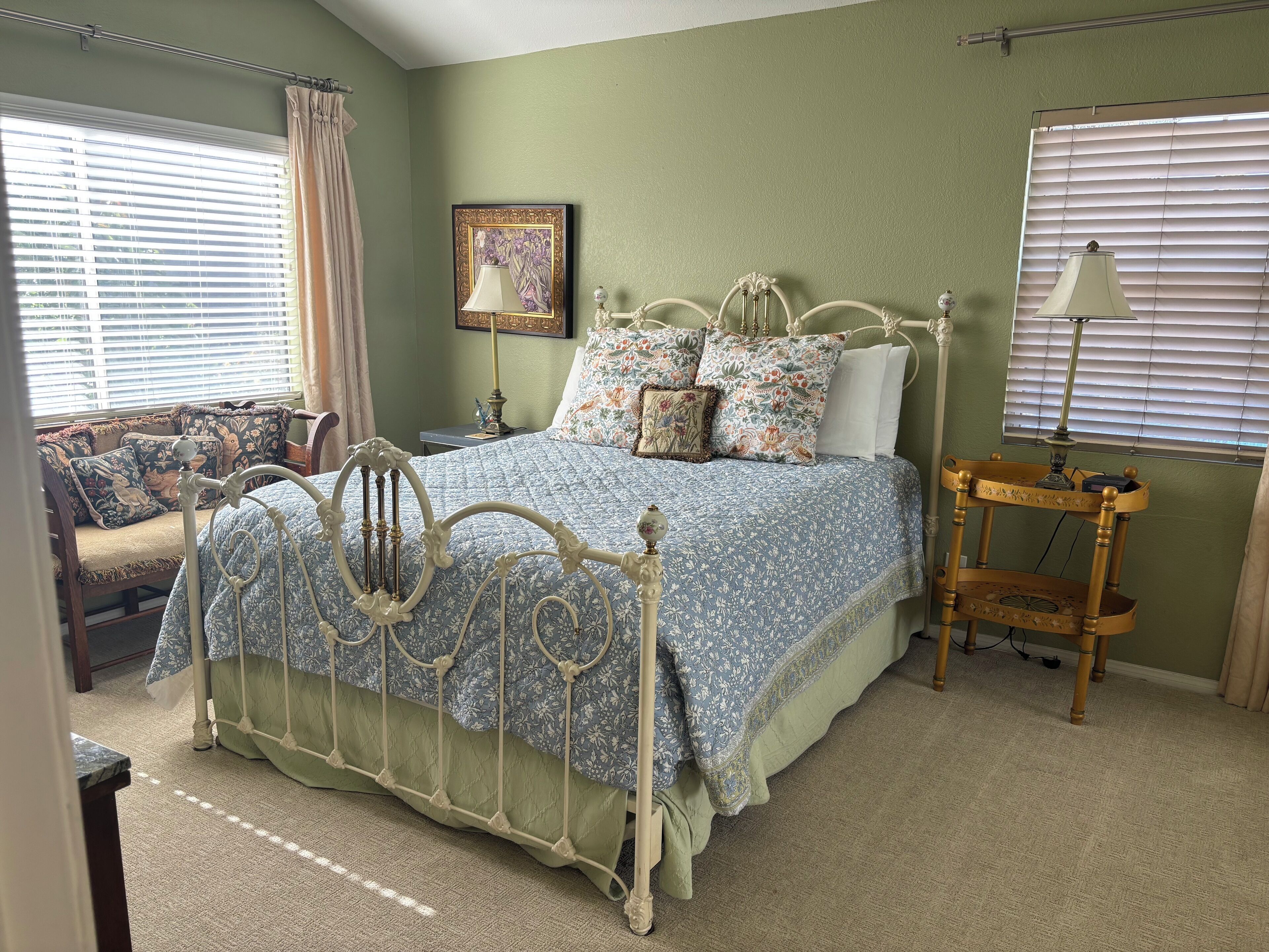 2 habitaciones, tabla de planchar con plancha y cuna de viaje 