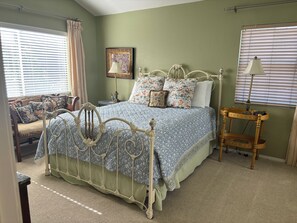 2 bedrooms, iron/ironing board, travel crib, free WiFi - The Retreat at Goose Hollow (Orange)