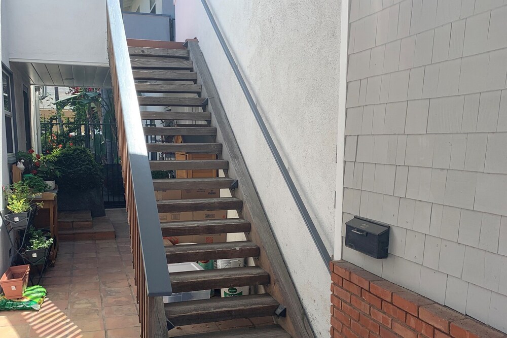 Private apartment in quiet neighborhood, centerally located in Orange County