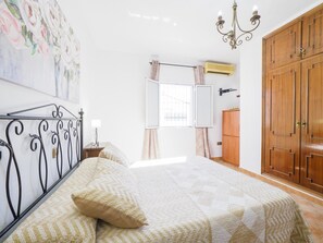 2 slaapkamers, een strijkplank/strijkijzer, gratis wifi, beddengoed