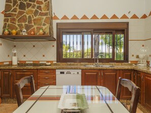 Een koelkast, een microgolfoven, een oven