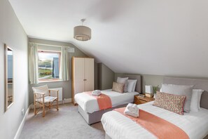 5 chambres, fer et planche à repasser, Wi-Fi, draps fournis