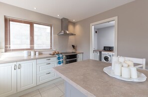 Kylskåp, mikrovågsugn, ugn och spishäll