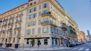 En bygning med flere etager, med restauranten 
