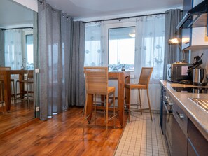 Unclassified image, 4 of 31, button - 164 Seeteufel holiday apartment - 164 living with direct access to the stand (Wilhelmshaven)