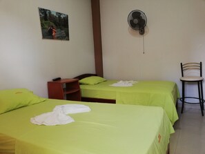 Habitación Doble (02 camas de plaza y media) | Free WiFi, bed sheets - Hospedaje Jhunior (Tarapoto)