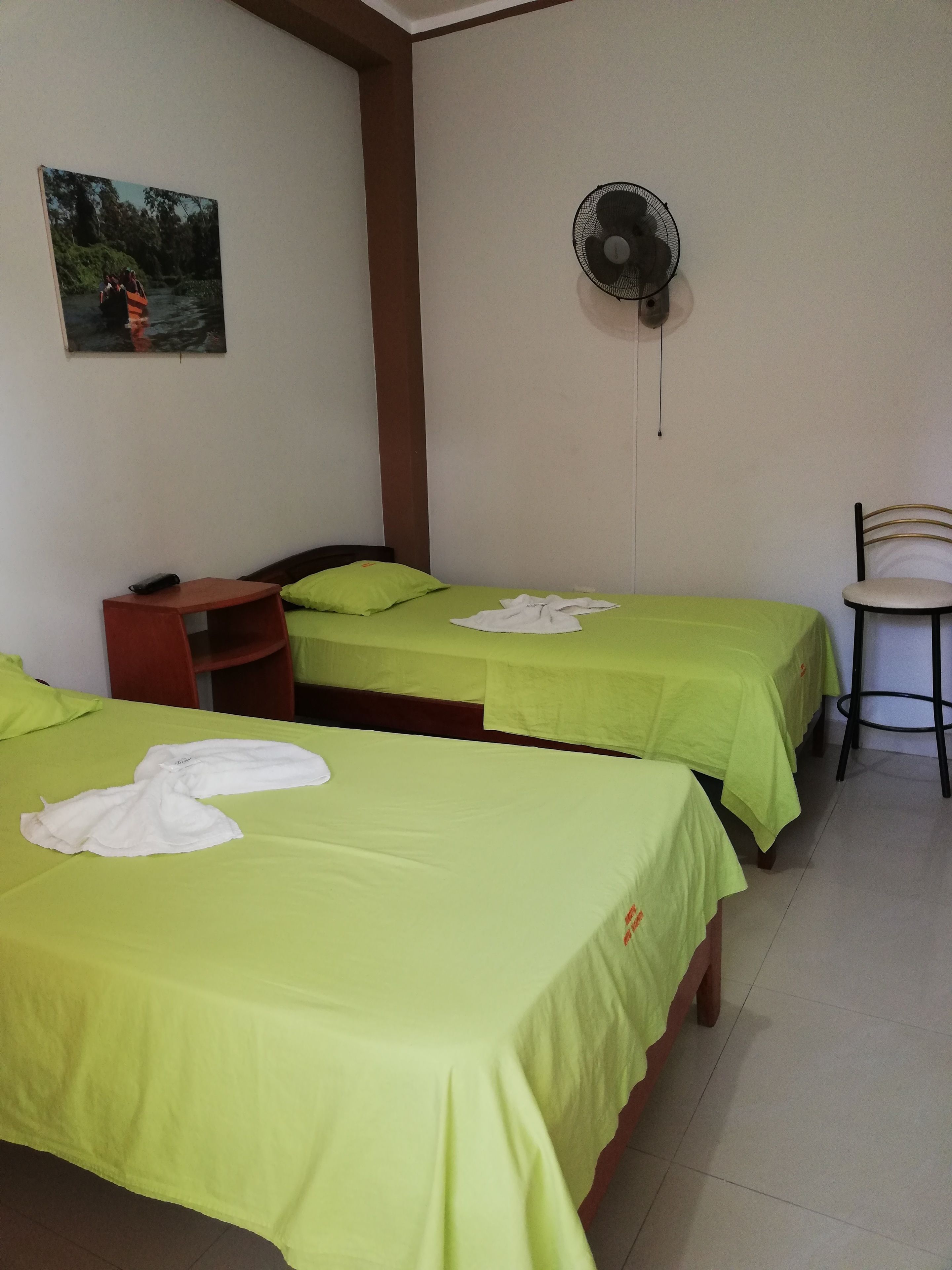 Habitación Doble (02 camas de plaza y media) | Wifi gratis y ropa de cama