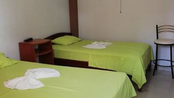 Habitación Doble (02 camas de plaza y media) | Free WiFi, bed sheets