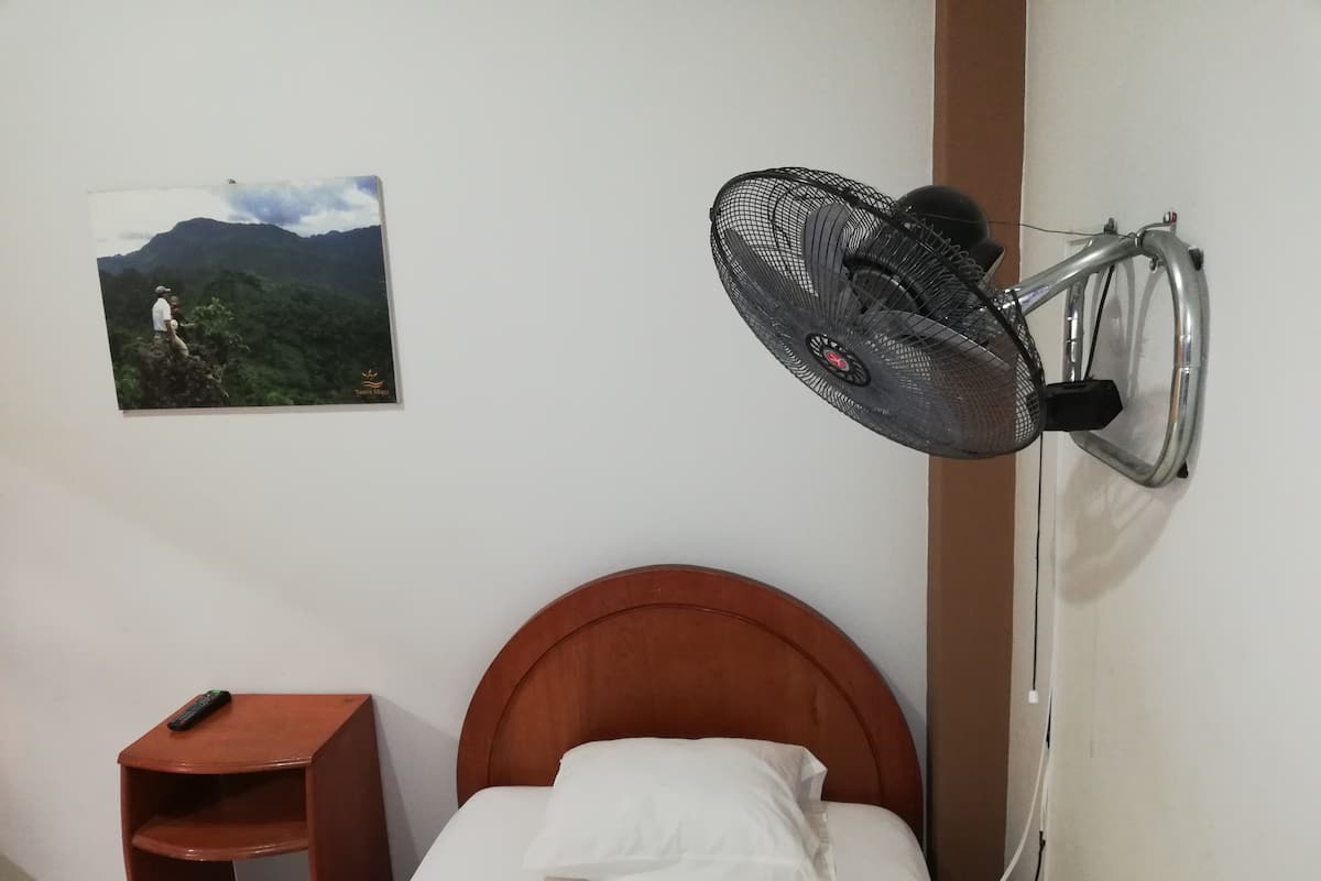 Habitación Individual (01 cama de una plaza y media) | Wi-Fi gratuito, lenzuola