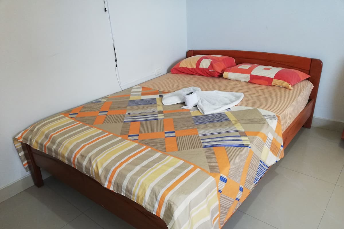 Habitación Matrimonial (01 cama de dos plazas) | Wi-Fi de cortesia, roupa de cama